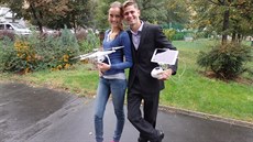 Nikola Dedíková a Alexandr Novotný z firmy DronPro pi pedvádní letu dronu na...