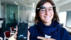 Eva Martínková ukazuje chytré brýle firmy Konica Minolta, na jejich vývoji se...