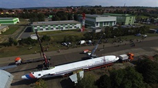 Vládní speciál Tu-154M po Velkém peletu na letitní ploe v Kunovicích.