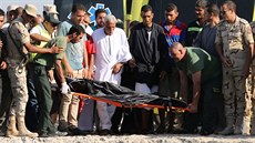 Po ztroskotání lodi u egyptského pob�e�í bylo z mo�e vyta�eno 115 t�l migrant�...