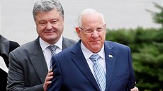 Ukrajinský prezident Petro Porošenko vítá prezidenta Izraelel Reuvena Rivlina v...