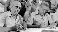 imon Peres a nkdejí ministr obrany Ezer Weizman (22. srpna 1984).