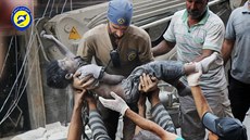 Záchranái vynáejí tlo dítte po jednom z nálet v obleeném Aleppu (28. záí...