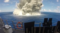 Američané testují lodě výbuchem.