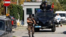Turecká policie ped izraelskou ambasádou v Ankae (21. záí 2016)