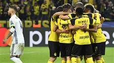 Fotbalisté Borussie Dortmund se radují z gólu, který vstelili Realu Madrid....