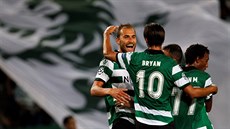 Bas Dost ze Sportingu Lisabon (vlevo) se raduje spolen se spoluhrái ze...