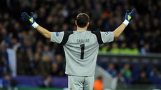 Branká Iker Casillas z Porta se roziluje po chyb obrany.