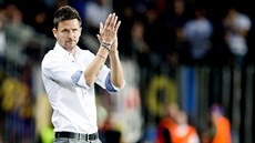 Trenér David Holoubek tleská akci spar�anských fotbalist�.
