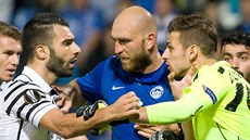 Liberecký branká Martin Dbravka (vpravo) se kvli simulování pustil do...