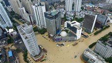 Niivý tajfun Megi zasáhl nejprve východ Tchaj-wanu. Následující den se...