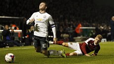Wayne Rooney z Manchesteru United faulovaný  Alfiem Potterem z Northamptonu.