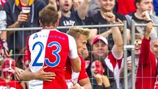 Slávisti�tí fotbalisté se radují z gólu.