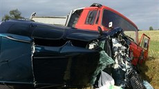 Tatra se na Rychnovsku �eln� st�etla s osobním vozem.