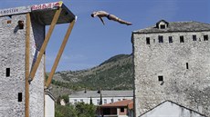 Momentka ze závodu Svtové série v extrémních skocích do vody v Mostaru