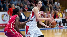 Michala Hartigová (vpravo) z Hradce Králové pod tlakem Krystal Vaughnové z...
