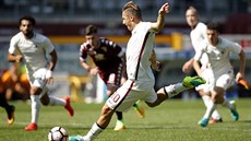Francesco Totti z AS Řím proměňuje penaltu v utkání proti Turínu.