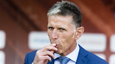 ZAMY�LENÝ. Slávistický trenér Jaroslav �ilhavý b�hem derby