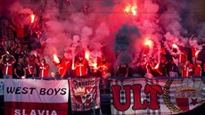 SE�ÍVANÍ. Slávisti�tí fandové b�hem derby