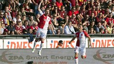 JE TO TAM! Slávistický úto�ník Muris Me�anovi� (vlevo) slaví gól proti Spart�,...