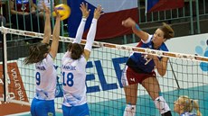 eská volejbalistka Aneta Havlíková (s íslem 4) proti slovinskému bloku v...