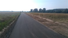 Práv� dokon�ený úsek Labské stezky mezi Lounkami a Nu�nicemi.