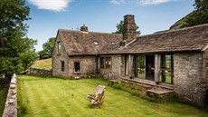 Pohled na stavení z terasy domu. Francouzská okna vedou do kule�níkového sálu,...