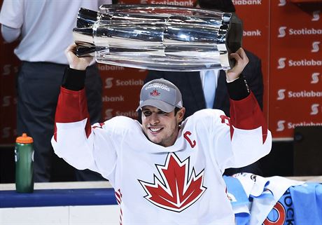 Sidney Crosby, nejuitenjí hrá Svtového poháru, drí nad hlavou vytouenou...