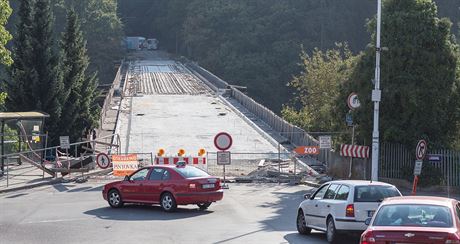 Jedna z uzavírek je na silnici z Tábora do Bechyn. Opravovaný most firma...