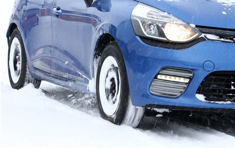 Renault Clio v testech zimních pneumatik pro malá auta pro sezonu 2016/17