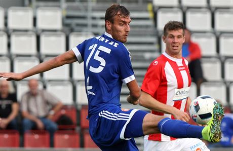 Jií Pimpara (vpravo) v ikovském dresu v utkání proti Olomouci.