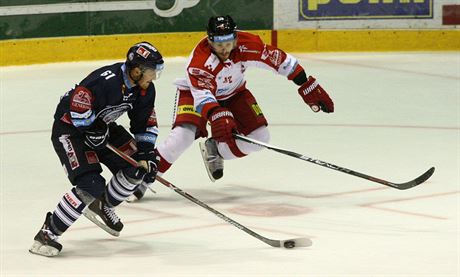 Jan Jaromský (vpravo) z Olomouce brání libereckého Milana Bartovie.