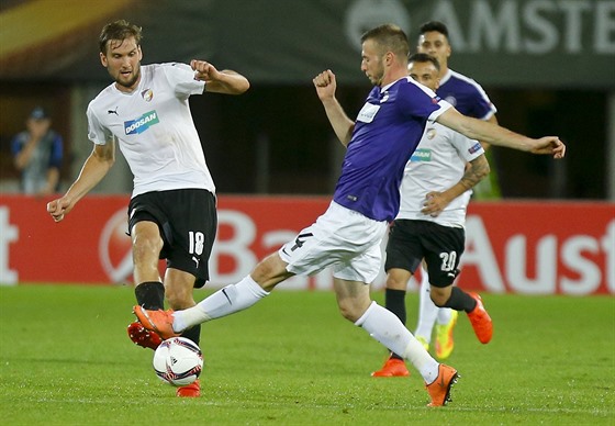 Plzeský Tomá Poznar (vlevo) v zápase Evropské ligy proti Austrii Víde.