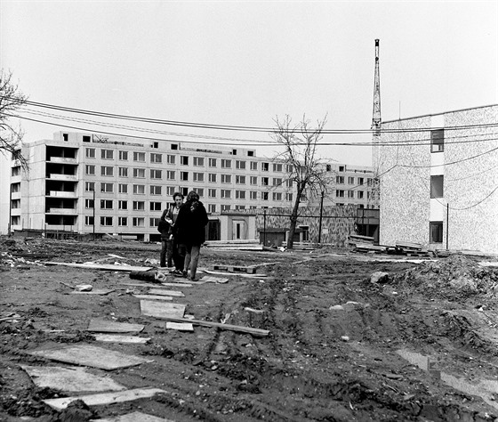 Typický obrázek Ji�ního m�sta v prvních letech výstavby - moderní panelové domy zá�ící novotou a v�ude bláto.