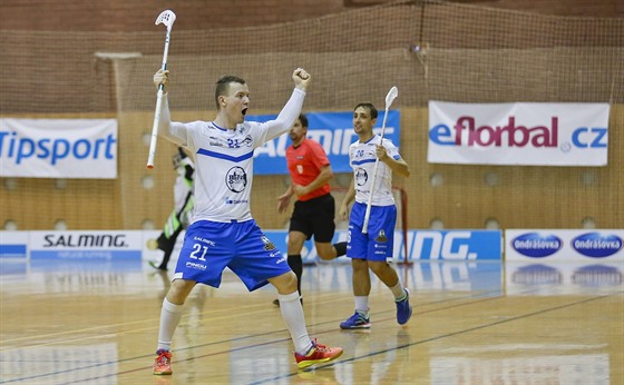 Florbalista Otrokovic Pavel Jurík se raduje z gólu.