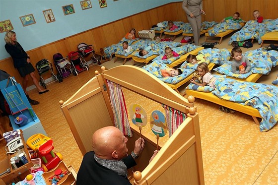 Ivo Valenta na návštěvě základní a mateřské školy v Komni na Uherskohradišťsku.