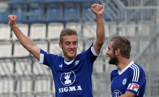 Olomoutí fotbalisté Jakub Plek (vlevo) a Martin Sladký se radují z gólu.