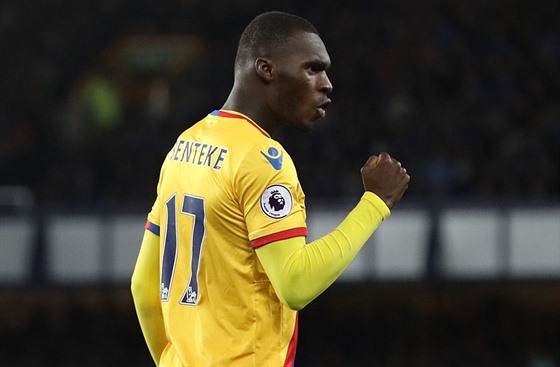 Christian Benteke z Crystal Palace slaví gól.