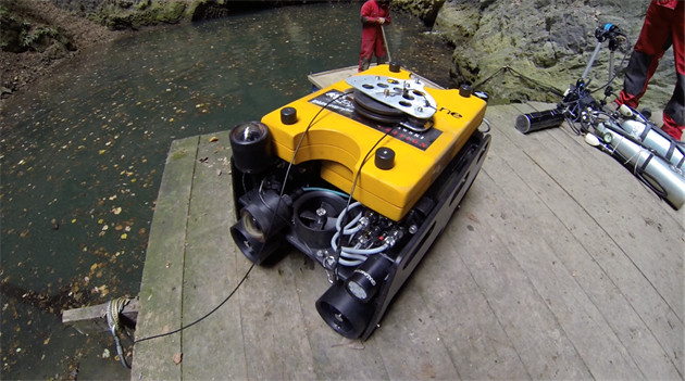 Týmu speleolog a potáp se podailo s pomocí dálkov ovládaného robota...