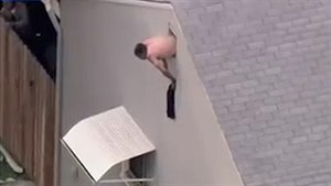 Zloděj se zasekl v okně, policie si ho vychutnala