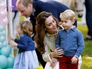 Princ George s matkou Kate a v pozadí princ William s malou princeznou...