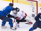 Carey Price zasahuje proti Mariánu Hossovi ve druhém finále Svtového poháru.