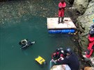 Týmu speleolog a potáp se podailo s pomocí dálkov ovládaného robota...