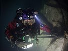 T�mu speleolog� a pot�p��� se poda�ilo s pomoc� d�lkov� ovl�dan�ho robota...