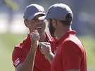 Amerití golfisté Matt Kuchar a Dustin Johnson se radují z birdie.