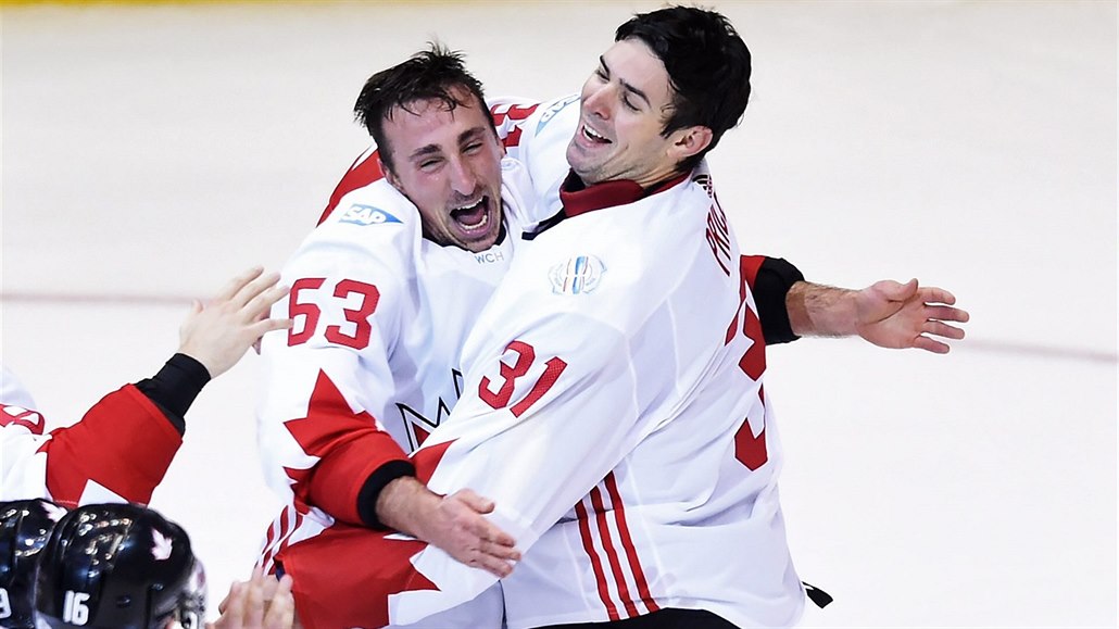 Carey Price (vpravo) objímá Brada Marchanda po vít�zném finále Sv�tového poháru.
