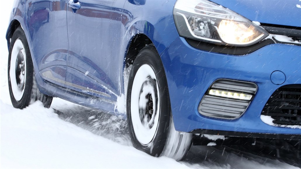 Renault Clio v testech zimních pneumatik pro malá auta pro sezonu 2016/17