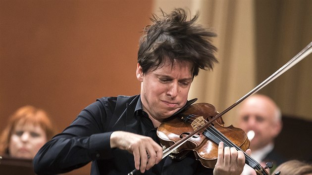 Houslista Joshua Bell vystoupil s eskou filharmoni na zahajovacm koncert sezony.