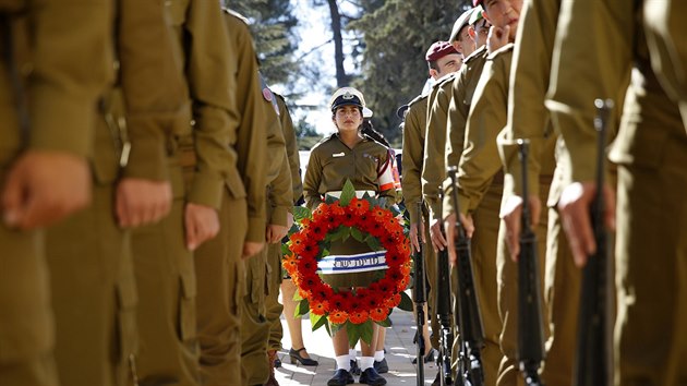 Izraelt vojci a vojaky se lou se imonem Peresem (30. z 2016)