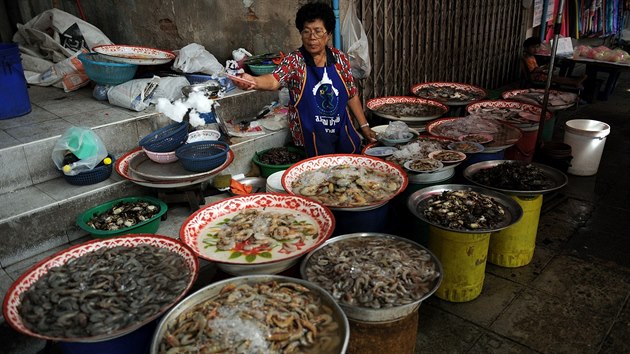Kromě živých krevet nabízejí thajské ulice tyto pochoutky samozřejmě i v tradičnější úpravě.